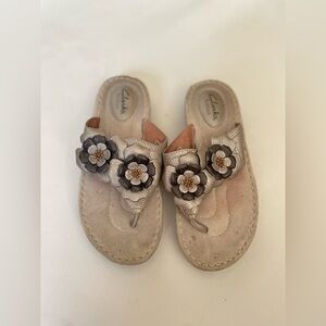 Clarks Artisan Women's Gold Leather Floral Wedge Thong Sandals Size 6